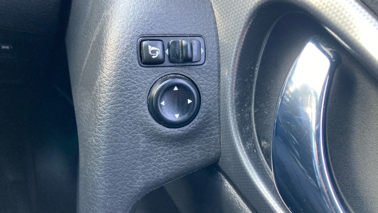 Nissan Qashqai 1.3 DiG-T N-Connecta 5dr Petrol Hatchback